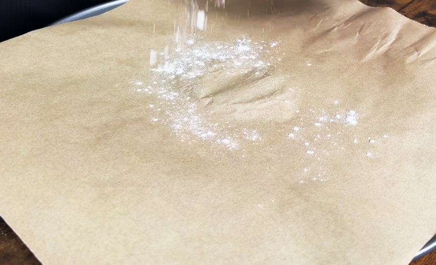 Bestäube das Papier leicht mit Mehl