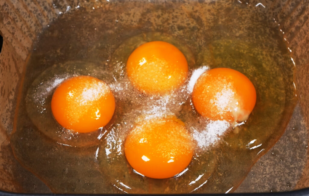 Schlage die 4 Eier direkt auf das Pergamentpapier