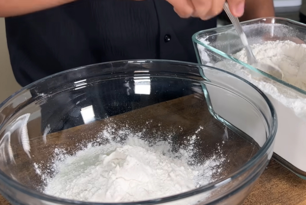 Nimm eine große Schüssel und gib Mehl, Joghurt und eine Prise Salz hinein.