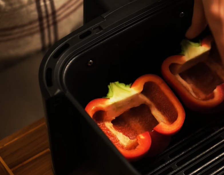 Einfach Paprika halbieren, befüllen, in die Heißluftfritteuse und fertig.