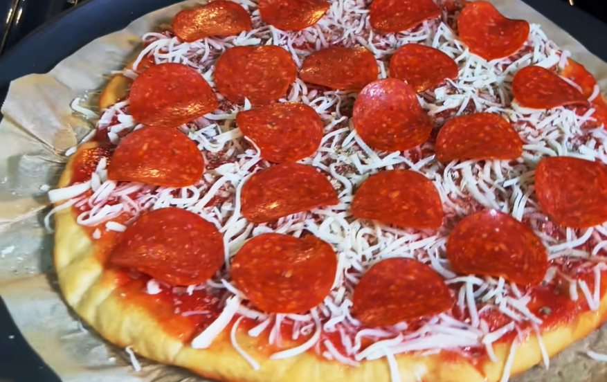 Dann kommt der Käse drauf und zum Schluss die Puten-Salami. Ich nehme gerne ein paar Scheiben mehr, damit ich in jedem Bissen Salami habe.