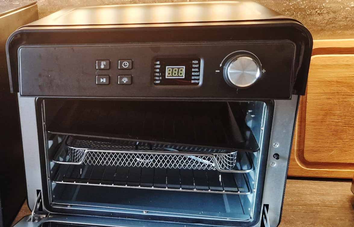 Schwarze Caso AirFry Chef 1700 Heißluftfritteuse mit Glastür und Drehknopf auf einer Küchenarbeitsplatte
